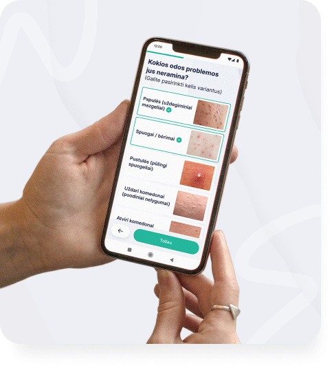 Asmens, laikančio išmanųjį telefoną, rankų vaizdas iš arti, kuriame rodoma patogi mobiliosios sveikatos programėlės sąsaja su aiškia navigacija ir aktyviais duomenų laukais