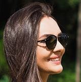 Iš arti ryškios, iškilusios raudonos dėmės ar lokalizuotos odos uždegimo dėmės kadras, suteikiantis aiškią diagnostikos apžvalgos nuorodą