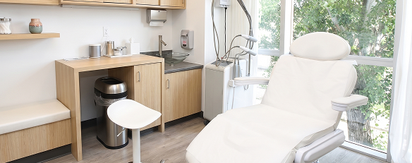 Modernus, tuščias klinikinių gydymo kabinetas Dermatology office